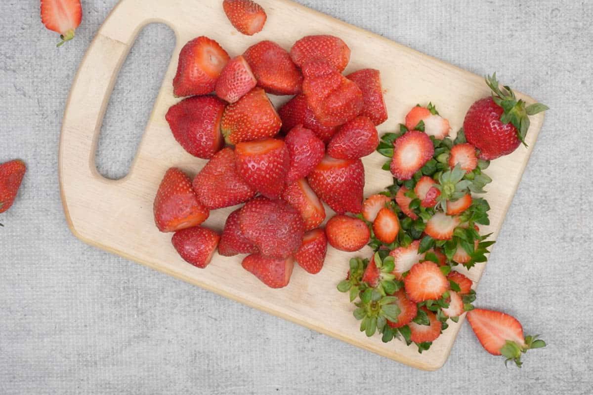 Come congelare le fragole 5 Parte fogliosa delle fragole tagliata via.