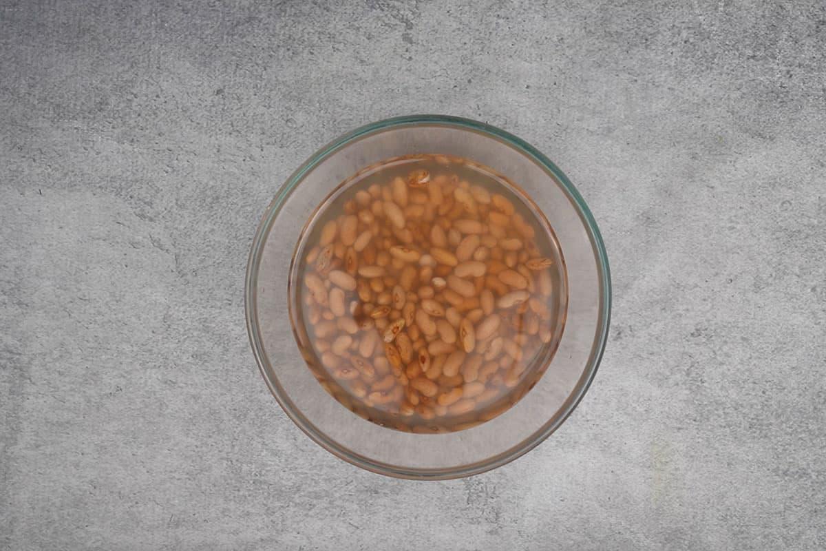 Punjabi Rajma Masala 5 Fagioli Rajma in ammollo in acqua.