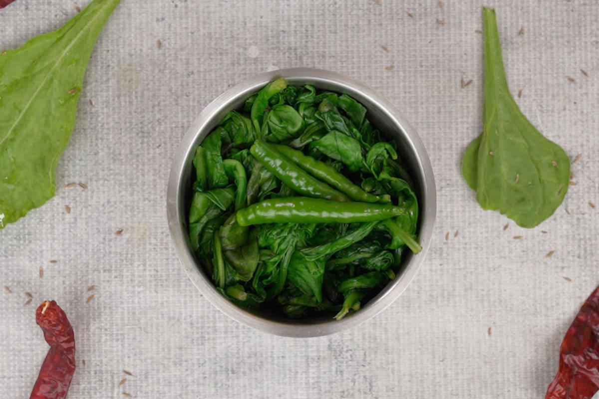 Curry di Spinaci e Mais 5 Spinaci e peperoncini verdi aggiunti a un frullatore.