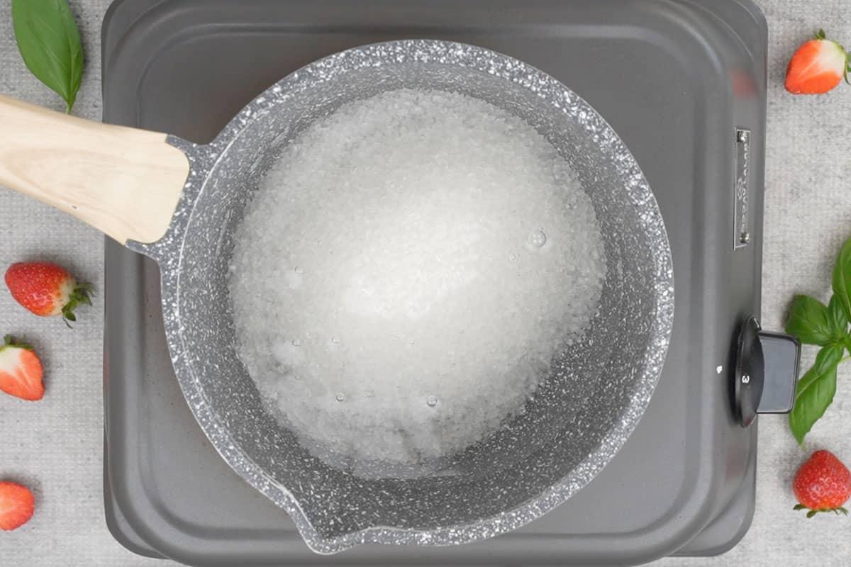 Limonata alla Fragola e Basilico 5 Acqua e zucchero aggiunti a una pentola.