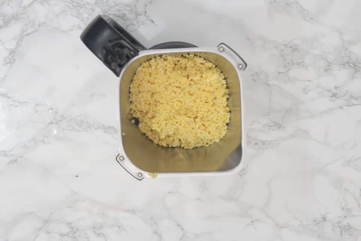Halwa di Moong Dal 5 Lenticchie ammollate aggiunte nel vaso di un frullatore per essere macinate in una pasta grossolana.
