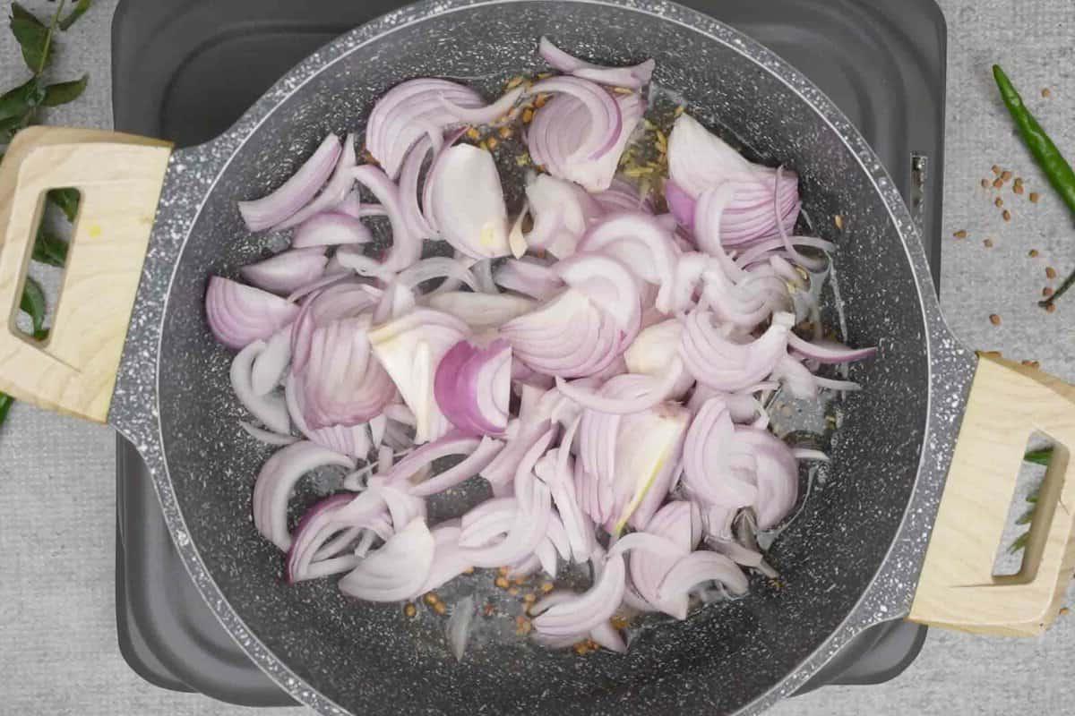 Cipolle aggiunte alla padella.