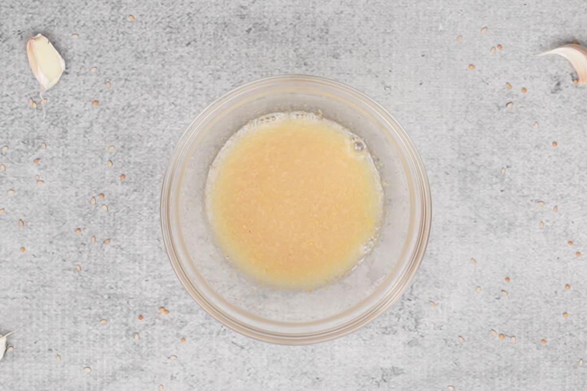 Salsa di Senape Hibachi (Simil Benihana) 5 Polvere di semi di senape sciolta in acqua calda in una ciotola.