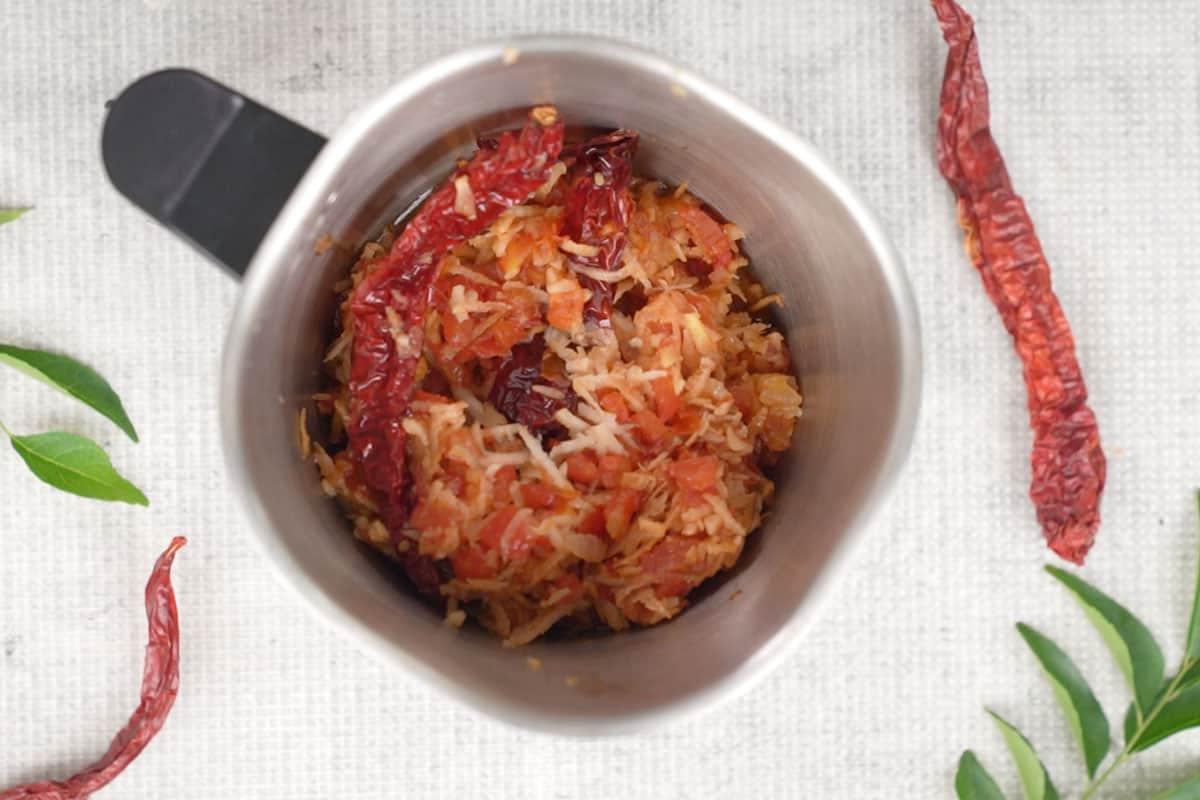Chutney di Pomodoro e Cocco 6 La miscela di pomodoro e cocco cotta viene trasferita in un frullatore, con l'aggiunta di acqua per la frullatura, pronta per essere trasformata in un chutney liscio.