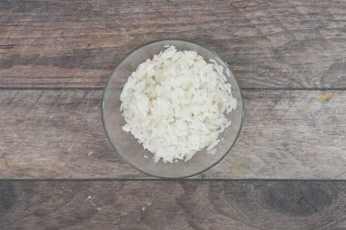 Poha ammollato in acqua.
