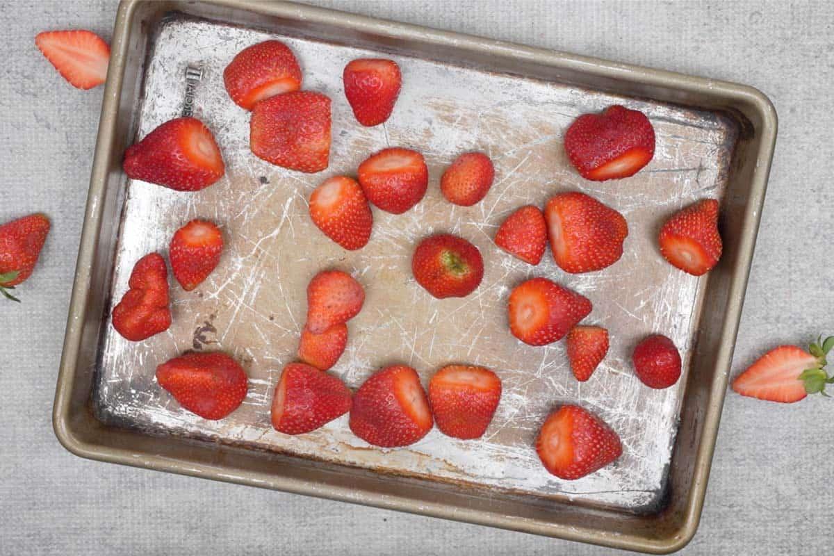Come congelare le fragole 6 Fragole disposte su una teglia da forno.
