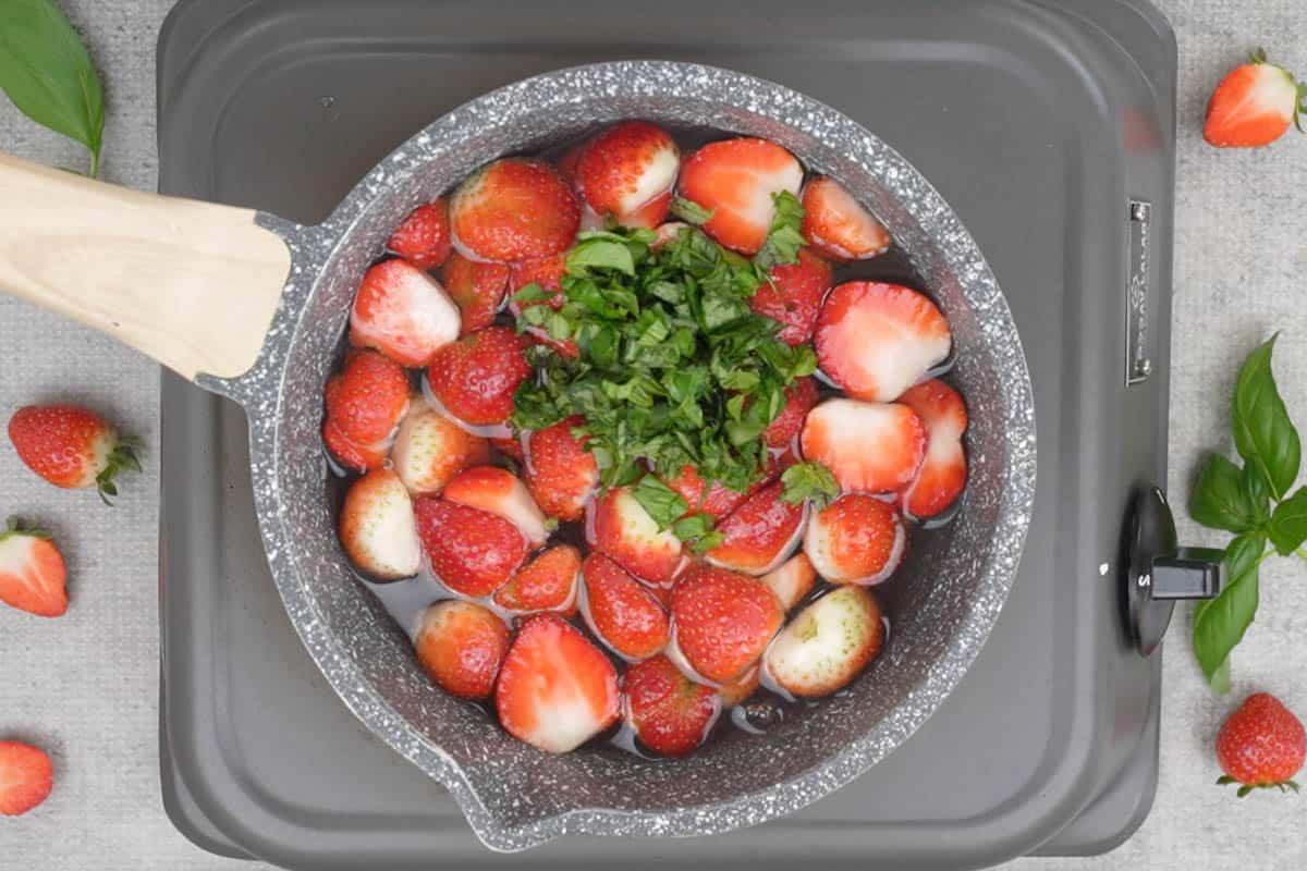 Limonata alla Fragola e Basilico 6 Fragole e basilico aggiunti alla pentola.