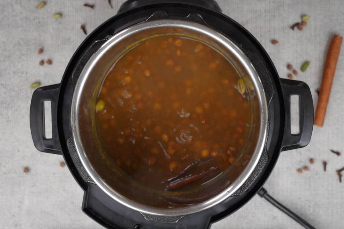 Curry di ceci 5 Ceci cotti e teneri, pronti per essere incorporati nel curry.