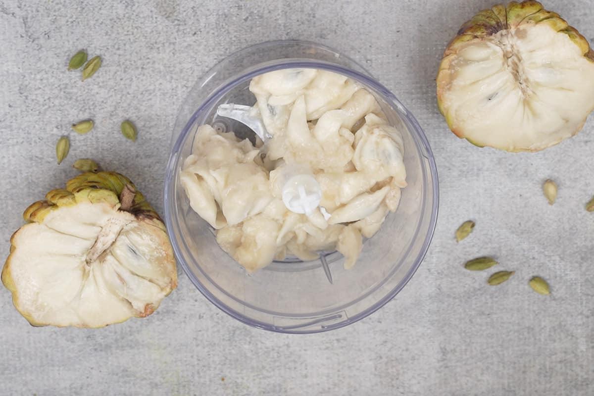 Basundi all'Annona 6 Polpa di annona raccolta in un tritatutto.