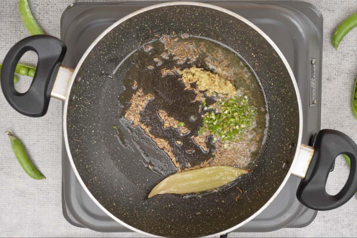 Fiocchi di riso e piselli 6 Zenzero e peperoncini verdi aggiunti in padella.