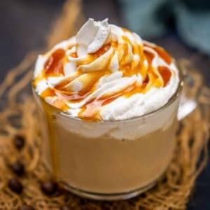 Preparato con 4 ingredienti in 10 minuti, questo Latte Macchiato Caldo al Caramello copia Starbucks è semplicissimo da realizzare a casa ad una frazione del costo. Prepara questa bevanda a base di caffè espresso a casa usando la mia ricetta facile (vegetariana, senza glutine).