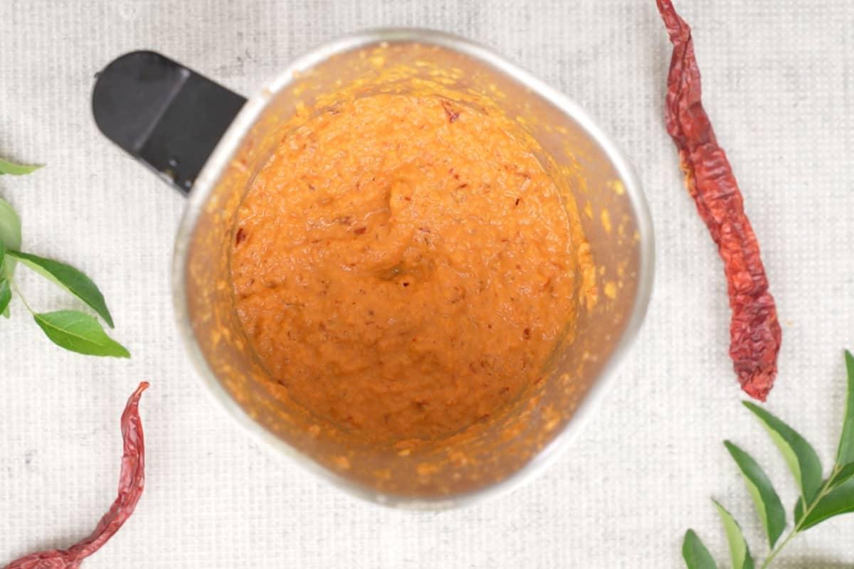 Chutney di Pomodoro e Cocco 7 Il chutney di pomodoro e cocco frullato fino a ottenere una consistenza liscia e cremosa, pronto per il tempering e il servizio, mostrando un colore invitante.