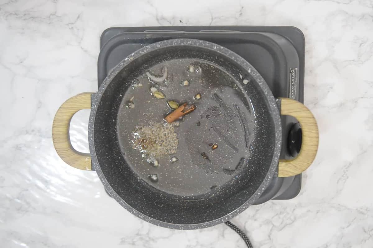 Paneer Jalfrezi 7 Semi di cumino, cannella e cardamomo aggiunti nella padella, che rilasciano il loro aroma.