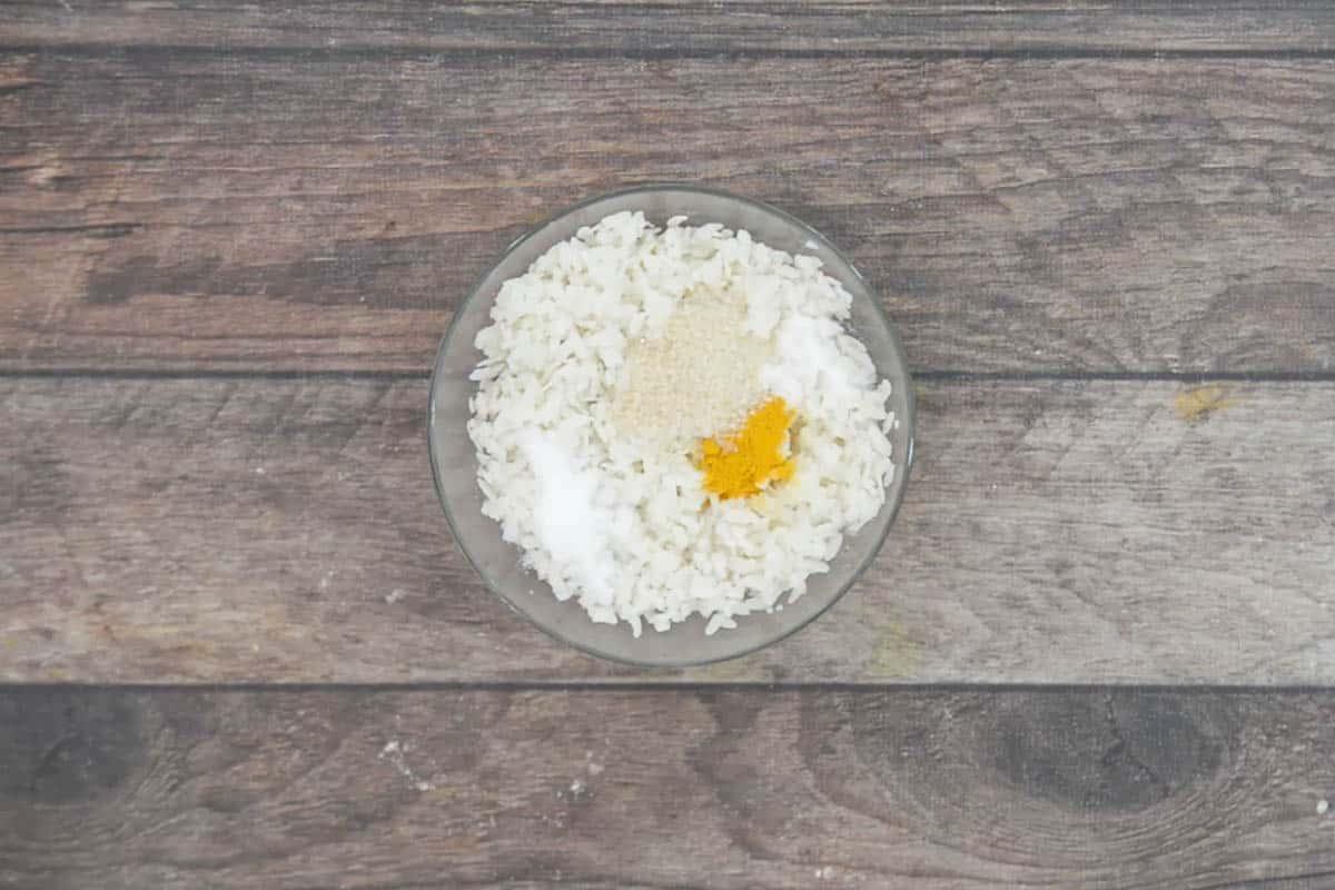 Curcuma in polvere, sale e zucchero aggiunti al poha ammollato.