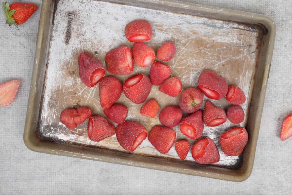 Come congelare le fragole 7 Fragole congelate individualmente.