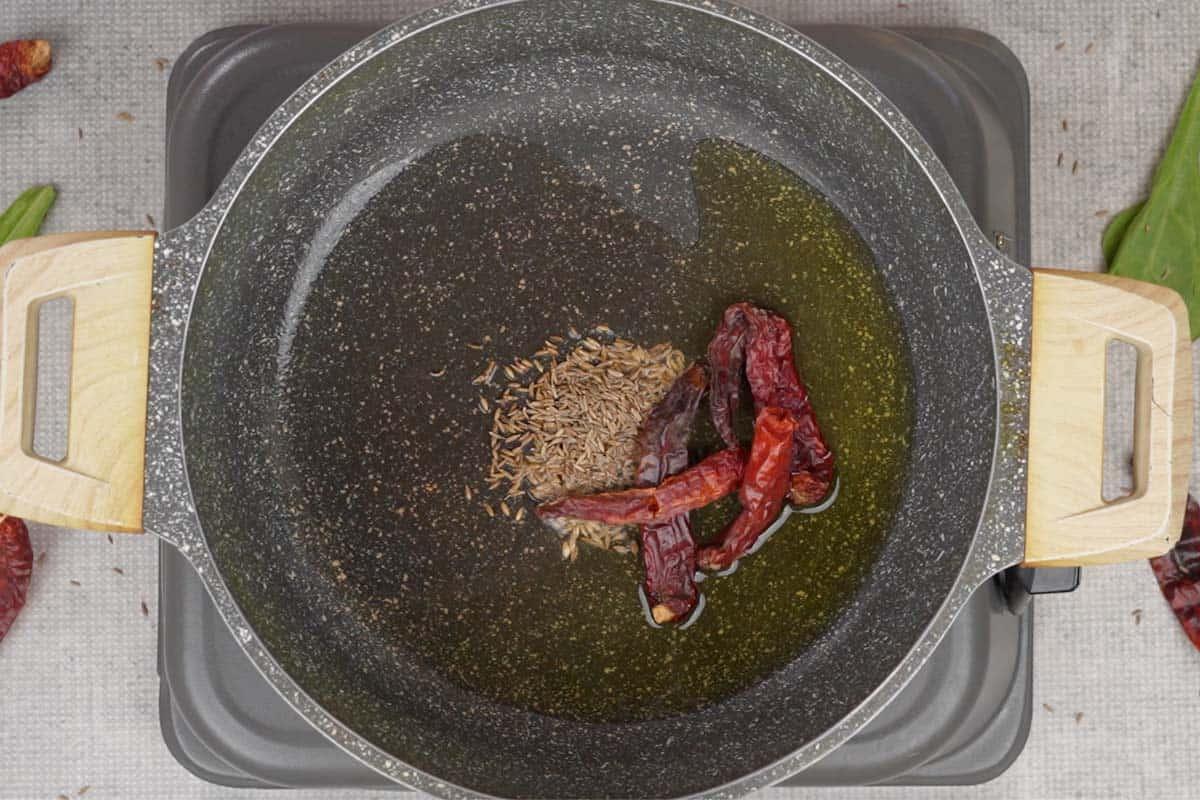 Curry di Spinaci e Mais 7 Semi di cumino e peperoncini rossi secchi aggiunti all'olio caldo.