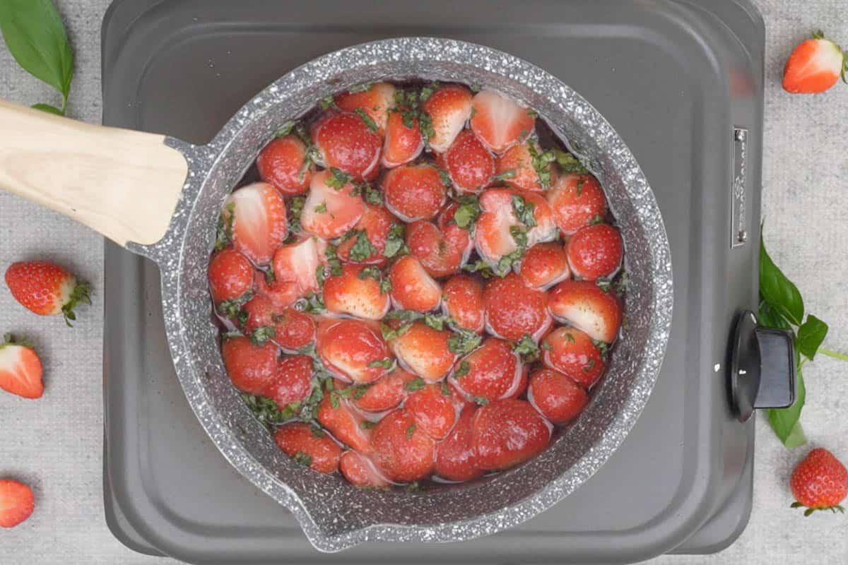 Limonata alla Fragola e Basilico 7 Sciroppo cotto.