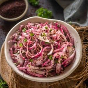 Queste cipolle al sumac da 5 minuti sono un'insalata di cipolle in stile turco o un contorno marinato che aggiunge una bella croccantezza a qualsiasi cosa venga aggiunta. Usa questa insalata di cipolle rosse in panini, zuppe o hamburger per aggiungere un sapore delizioso e una bella croccantezza (vegana, senza glutine).