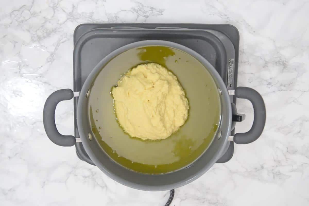 Halwa di Moong Dal 7 Pasta di lenticchie macinata aggiunta nella padella con il ghee fuso.