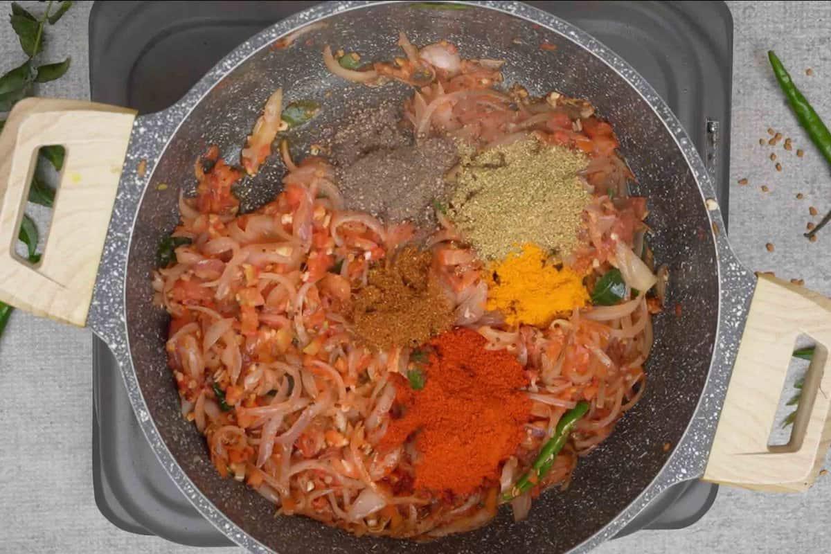 Spezie in polvere aggiunte alla padella.
