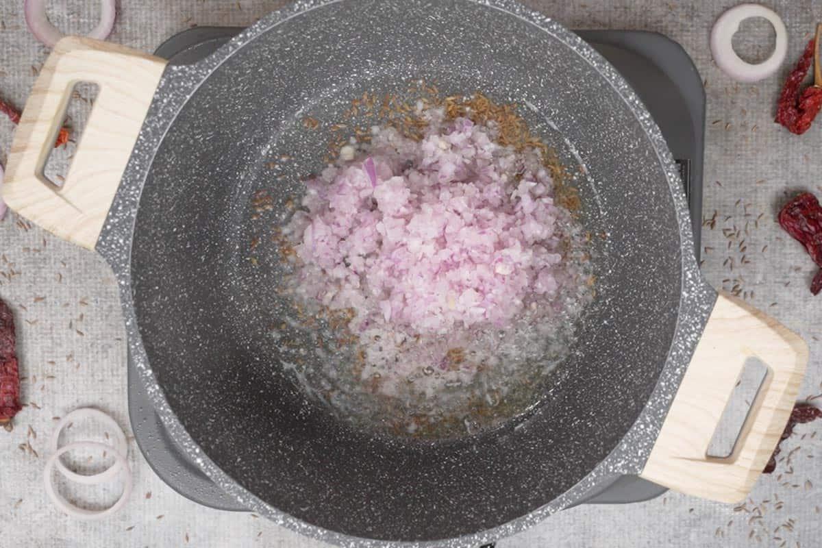 Cipolle aggiunte alla pentola.