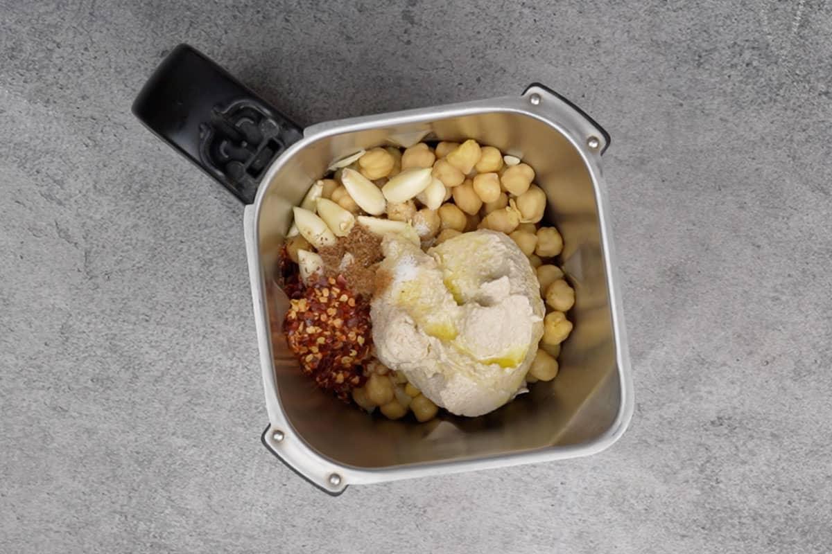 Hummus di Patata Dolce Arrosto 7 Tutti gli ingredienti aggiunti a un frullatore.