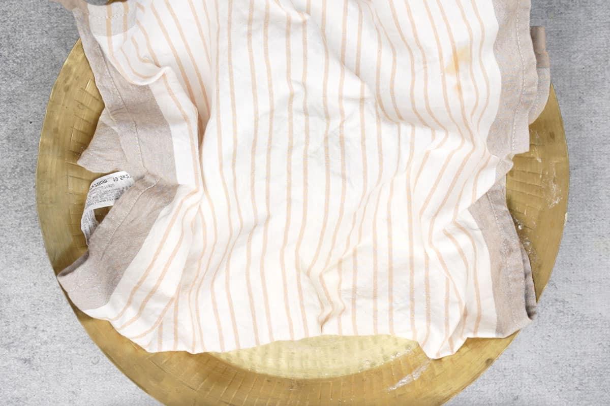 Impasto coperto con un panno.