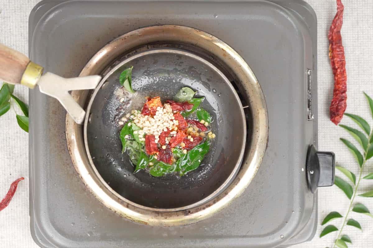 Chutney di Pomodoro e Cocco 8 Gli ingredienti del tempering – semi di senape, asafetida, foglie di curry, peperoncini secchi e urad dal – vengono fritti in olio caldo in una piccola padella, creando un profumo aromatico.