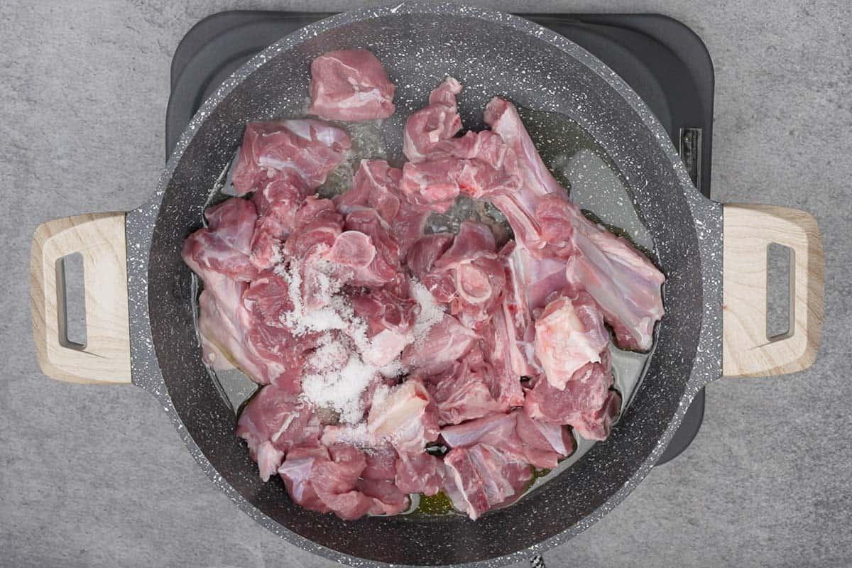 Kadhai di Carne Peshawari 8 Carne di agnello/capra e sale aggiunti nella padella con ghee caldo.
