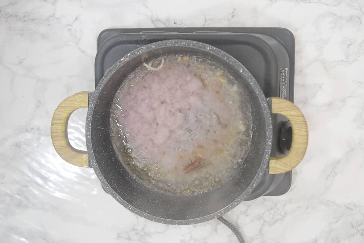 Paneer Jalfrezi 8 Pasta di cipolla aggiunta nella padella e in fase di cottura, diventando leggermente dorata.