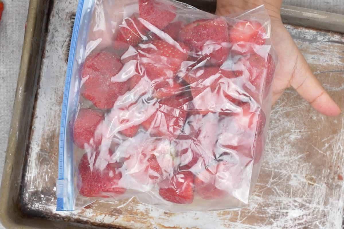 Come congelare le fragole 8 Fragole congelate conservate in un sacchetto ziplock.