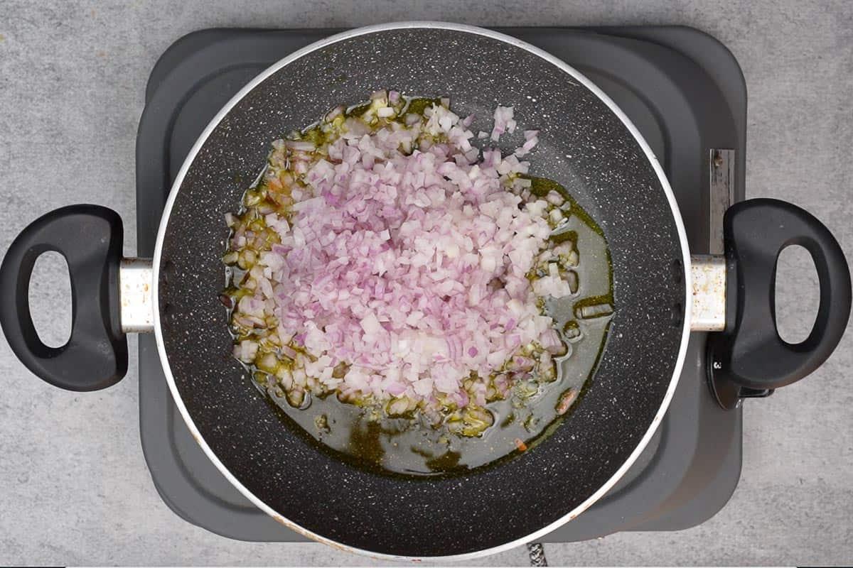 Punjabi Rajma Masala 8 Cipolle aggiunte alla padella.