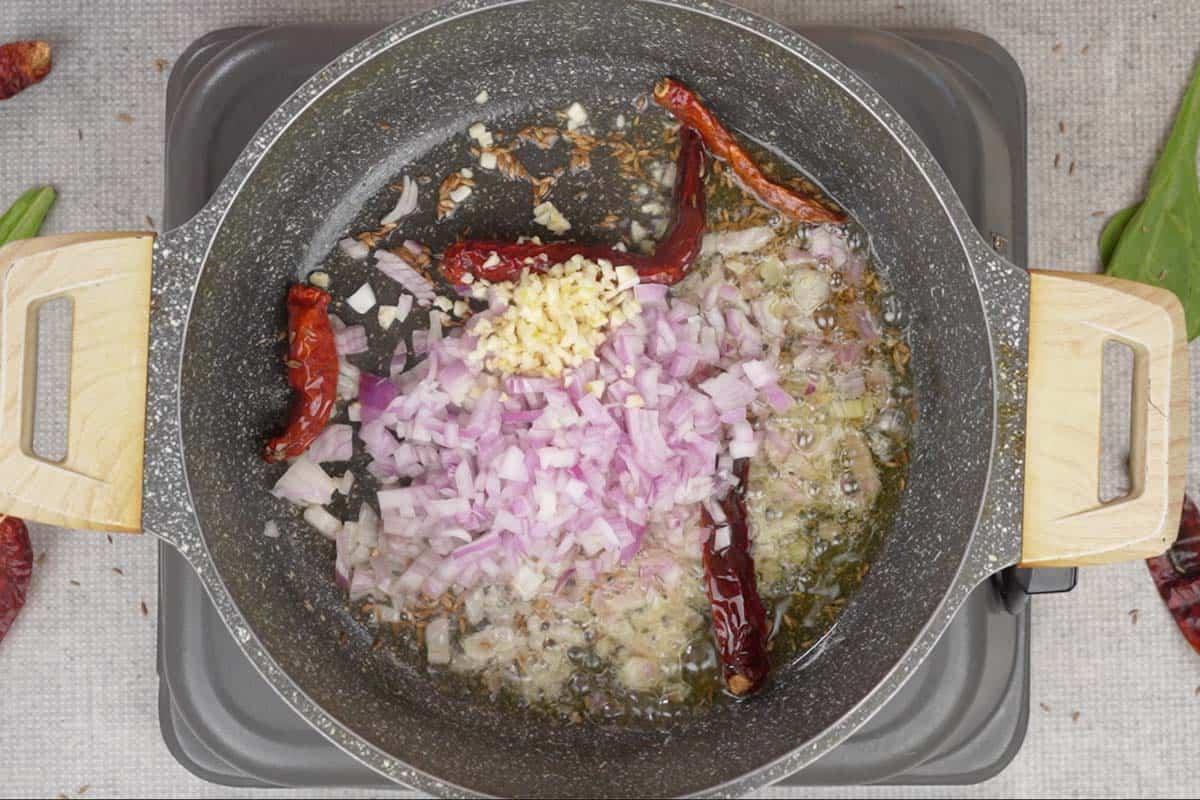 Curry di Spinaci e Mais 8 Cipolle e aglio aggiunti alla padella.
