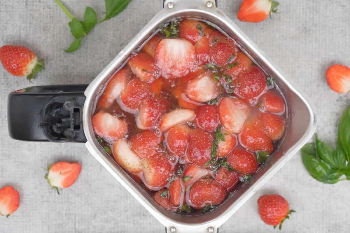 Limonata alla Fragola e Basilico 8 Sciroppo raffreddato e succo di limone aggiunti a un frullatore.