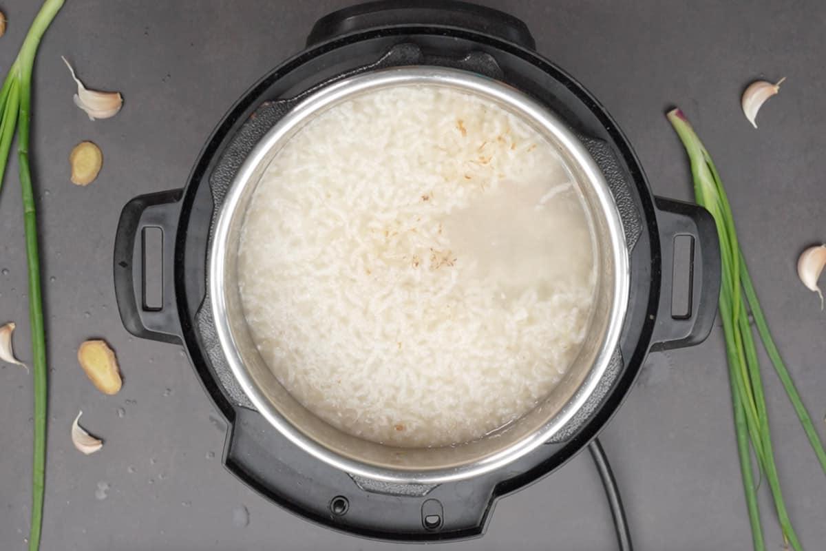 Acqua rimanente aggiunta alla pentola.
