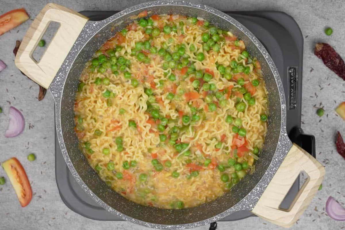 Maggi Tadka Formaggiosa 8 Noodles Maggi cotti, dalla consistenza cremosa e invitante.