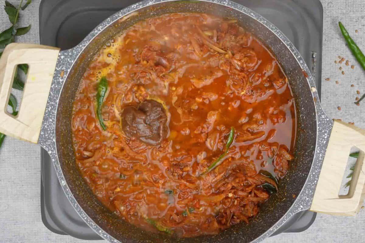 Acqua, pasta di tamarindo e sale aggiunti alla padella.