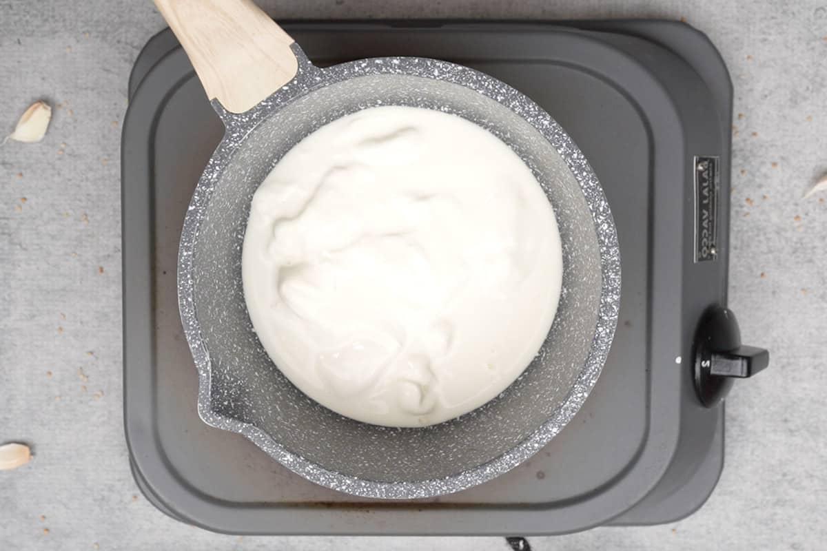 Salsa di Senape Hibachi (Simil Benihana) 8 Panna fresca che si scalda in un pentolino.