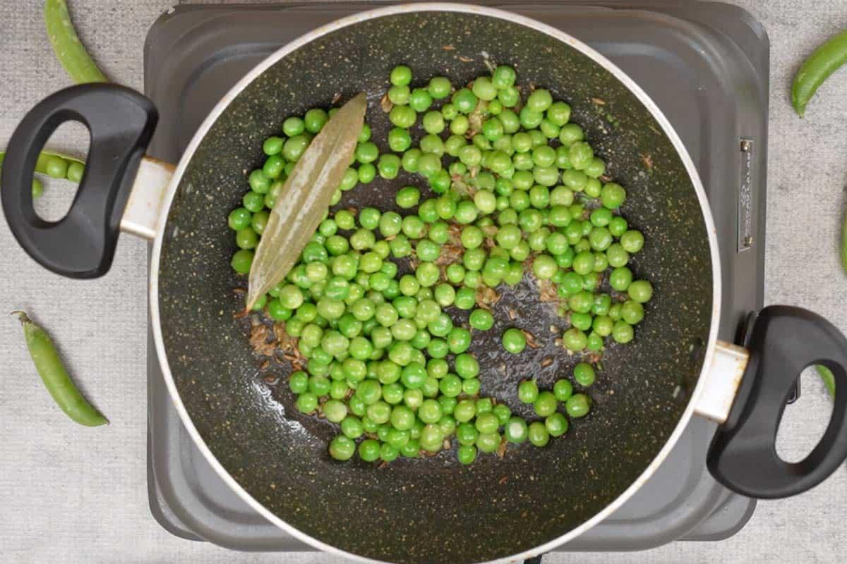 Fiocchi di riso e piselli 8 Ingredienti ben mescolati in padella.