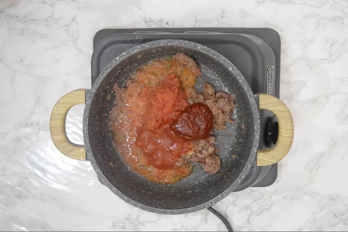 Paneer Jalfrezi 9 Pomodoro grattugiato, passata di pomodoro e ketchup di pomodoro aggiunti nella padella.