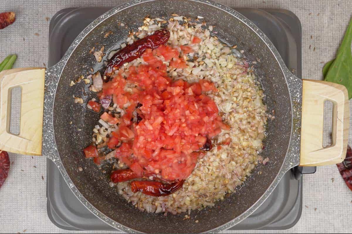 Curry di Spinaci e Mais 9 Pomodori aggiunti alla padella.