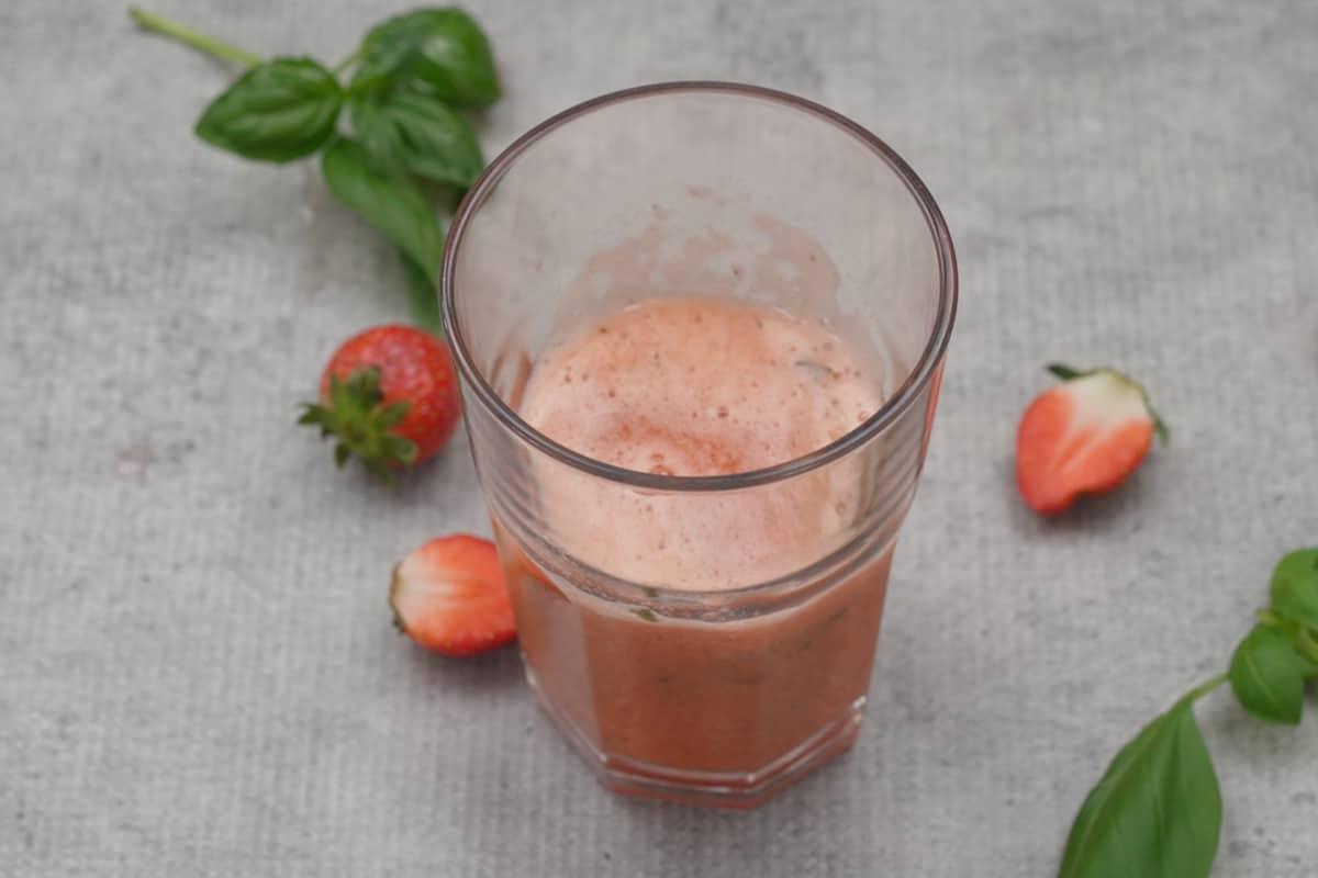 Limonata alla Fragola e Basilico 9 Sciroppo aggiunto al bicchiere da servizio.