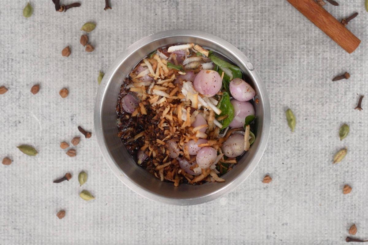 Curry di ceci 8 Ingredienti tostati e acqua aggiunti a un frullatore per creare la pasta di cocco.