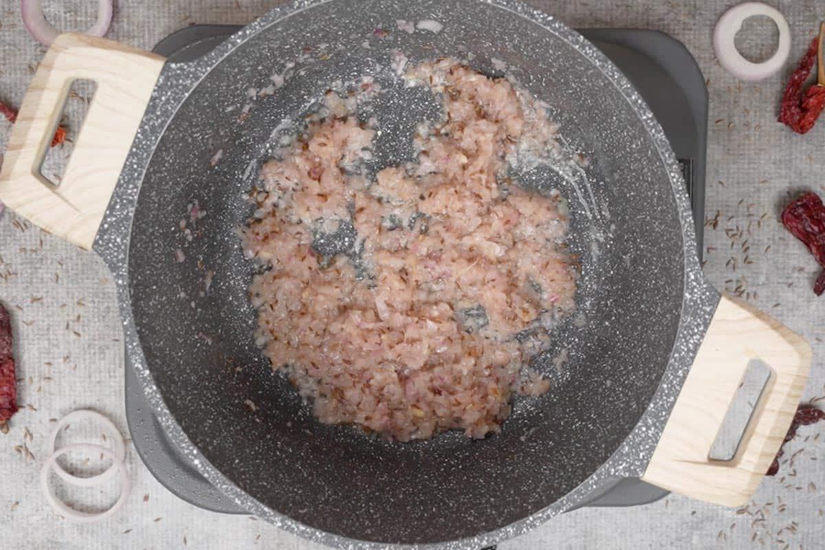 Cipolle e pasta di zenzero e aglio cotti.