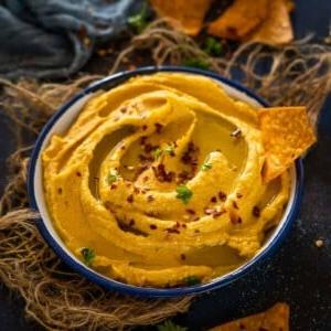 Hummus di Patata Dolce Arrosto 9 Questo hummus di patate dolci arrosto piccante è una deliziosa versione della classica ricetta dell'hummus. Carico di patate dolci arrostite, questo intingolo cremoso, salutare e ricco di proteine è un must da provare (vegano, senza glutine e paleo)