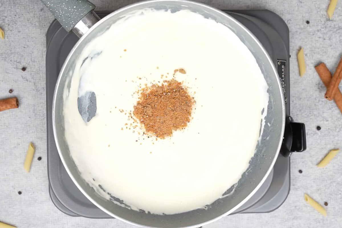 Outback Mac and Cheese 9 Mix di condimento aggiunto alla salsa.
