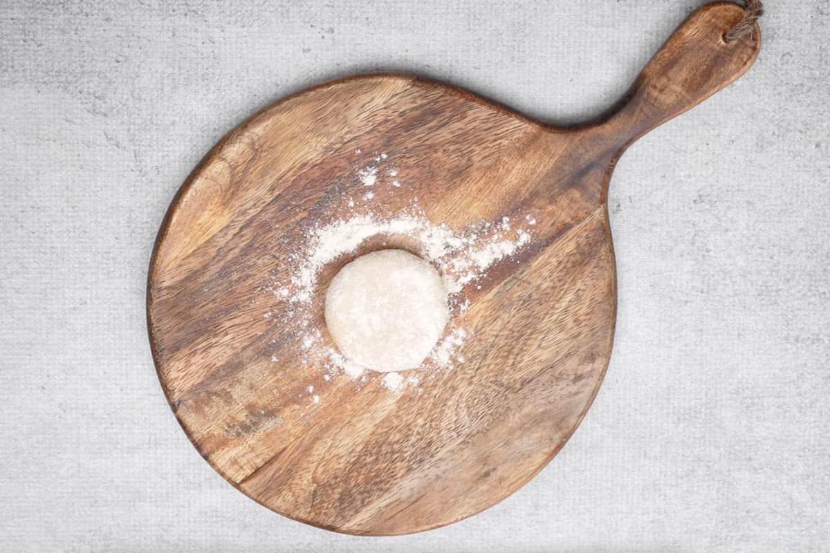 Pallina di impasto infarinata.