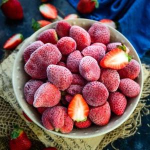 Come congelare le fragole 10 Ti stai chiedendo come congelare le fragole quando sono di stagione? Leggi la mia guida dettagliata qui sotto e scopri come congelare questi frutti a casa senza che diventino molli.