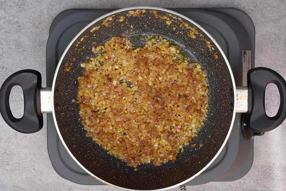 Punjabi Rajma Masala 10 Cipolle fritte fino a doratura intensa.