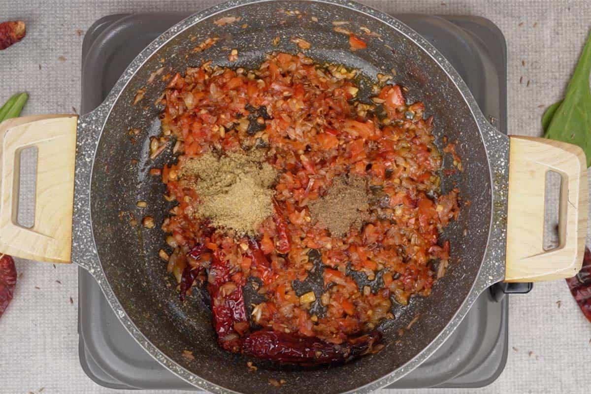 Curry di Spinaci e Mais 10 Polvere di coriandolo e polvere di garam masala aggiunte alla padella.